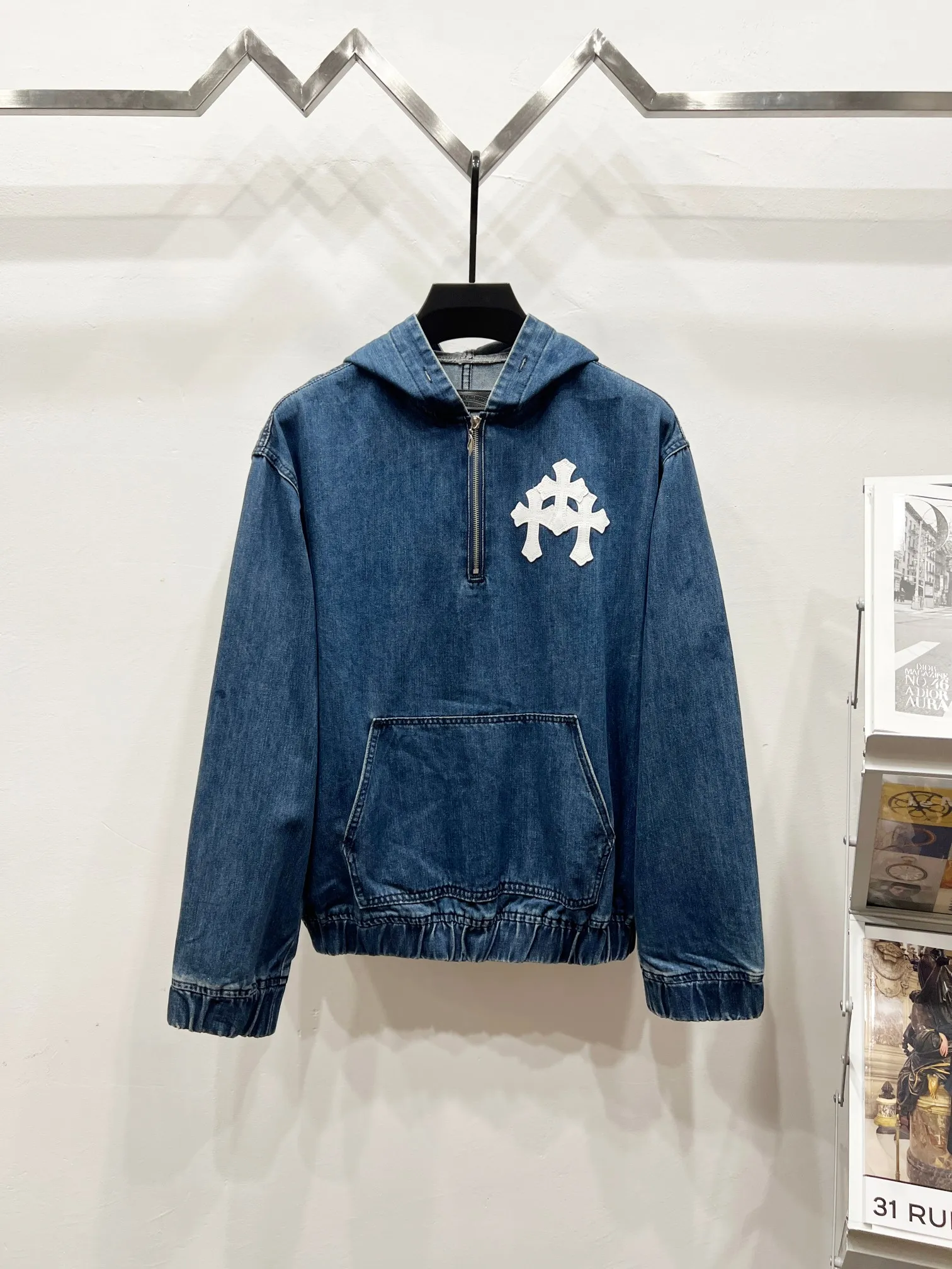 P260 Style No.: (K910) Chrome Hearts & Chrome Hearts Hooded Patch Pocket Long Sleeve Half-Zip Jacket. Styles with different wash textures, very friendly to people with thin legs and thick legs. The straight version is very flattering to the leg shape. The moderate length is timeless and easy to match. It is the basis of various styles. It is a must-have in the wardrobe! The fabric is stiff but also makes the upper body soft without losing texture. The washing process is even more perfect. It is a must-have item for everyone! ! ! Washed wheat, hang tag, pants label, three labels are complete, the upper body effect is particularly stiff and stylish, super stylish, same style for men and women - Color: blue Size: S-M-L